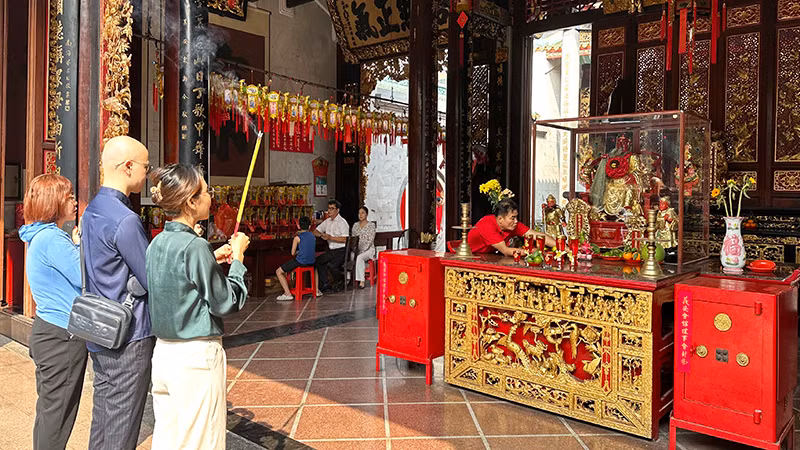 Người dân, khách du lịch thành kính tưởng nhớ Quan Thánh Đế Quân tại Hội quán Nghĩa An. (Ảnh: HOÀNG LIÊM)