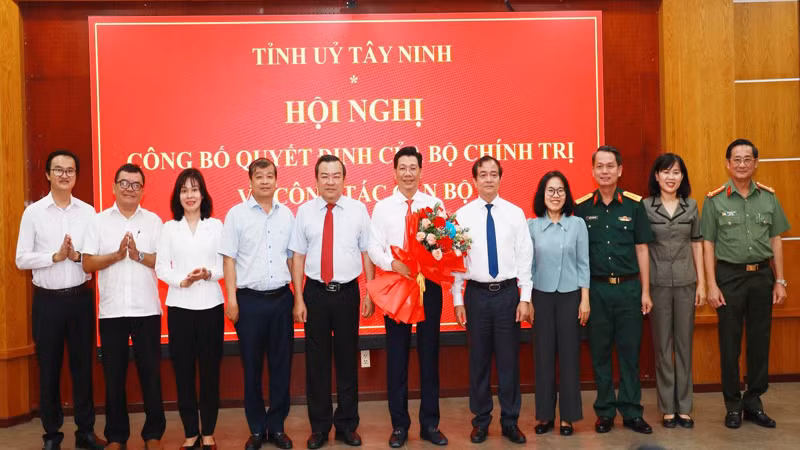 Phó Bí thư Thường trực Tỉnh ủy Tây Ninh Phạm Hùng Thái và Quyền Chủ tịch Ủy ban nhân dân tỉnh Tây Ninh Nguyễn Hồng Thanh cùng các đồng chí ủy viên Ban Thường vụ Tỉnh ủy tặng hoa chúc mừng Bí thư Tỉnh ủy Nguyễn Mạnh Hùng Phó Bí thư Thường trực Tỉnh ủy Tây Ninh Phạm Hùng Thái và Quyền Chủ tịch Ủy ban nhân dân tỉnh Tây Ninh Nguyễn Hồng Thanh cùng các đồng chí ủy viên Ban Thường vụ Tỉnh ủy tặng hoa chúc mừng Bí thư Tỉnh ủy Nguyễn Mạnh Hùng