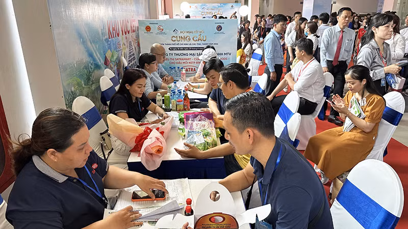 Các đơn vị cung cấp và mua hàng gặp gỡ, tìm cơ hội hợp tác tại Hội nghị.