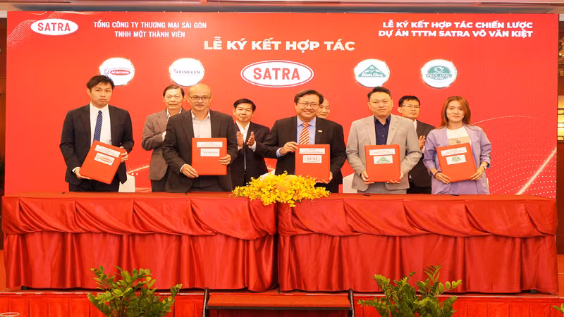 Đại diện SATRA (giữa) ký các biên bản ghi nhớ hợp tác với các đối tác chiến lược lớn của Centre Mall Võ Văn Kiệt.