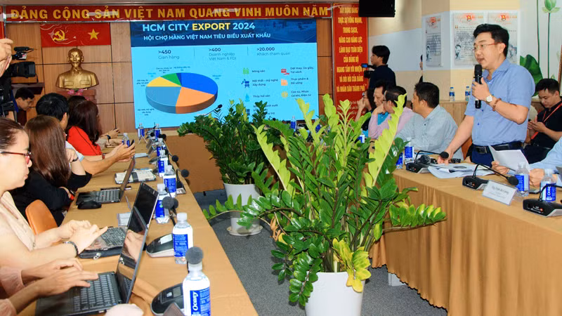 Giám đốc Trung tâm Hỗ trợ và Phát triển doanh nghiệp Thành phố Hồ Chí Minh (CSED) Lê Minh Trung thông tin về hội chợ. Giám đốc Trung tâm Hỗ trợ và Phát triển doanh nghiệp Thành phố Hồ Chí Minh (CSED) Lê Minh Trung thông tin về hội chợ.