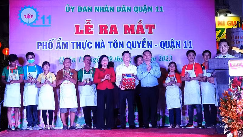 Lãnh đạo quận 11 trao quà tặng Tổ quản lý và các doanh nghiệp, hộ kinh doanh tại lễ ra mắt Phố ẩm thực Hà Tôn Quyền