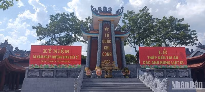 Đài “Tổ quốc ghi công” được xây dựng từ năm 1979, hiện nay được đầu tư xây dựng mới với tổng kinh phí khoảng 15 tỷ đồng.
