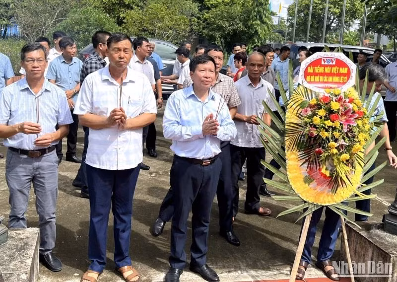 Đoàn công tác Đài Tiếng nói Việt Nam dâng hương, hoa viếng các anh hùng liệt sĩ tại nghĩa trang xã Lê lợi, huyện Kiến Xương, tỉnh Thái Bình. Đoàn công tác Đài Tiếng nói Việt Nam dâng hương, hoa viếng các anh hùng liệt sĩ tại nghĩa trang xã Lê lợi, huyện Kiến Xương, tỉnh Thái Bình.