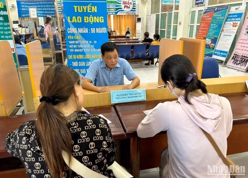 Nhiều bạn trẻ đến tìm kiếm công việc trong phiên giao dịch việc làm được tổ chức sáng 25/7. Nhiều bạn trẻ đến tìm kiếm công việc trong phiên giao dịch việc làm được tổ chức sáng 25/7.