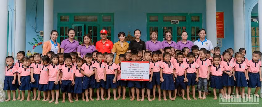 Trường mẫu giáo liên xã Chánh Công - Điểm Phước Công (xã Phước Công, huyện Phước Sơn) phấn khởi đón nhận số tiền hỗ trợ từ tổ chức Lifestart Foundation.