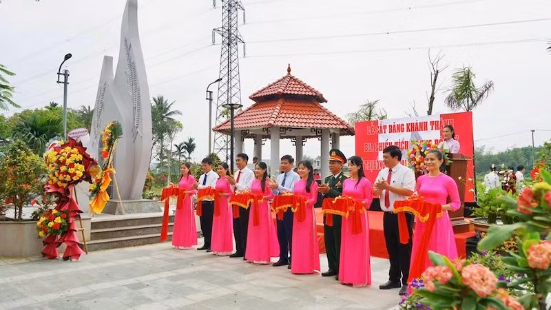 Cựu chiến binh Trần Chiến Chinh cùng lãnh đạo huyện Hòa Vang tham gia hoạt động khánh thành các di tích lịch sử nơi đơn vị ông từng chiến đấu để góp phần giáo dục truyền thống cho thế hệ trẻ. Cựu chiến binh Trần Chiến Chinh cùng lãnh đạo huyện Hòa Vang tham gia hoạt động khánh thành các di tích lịch sử nơi đơn vị ông từng chiến đấu để góp phần giáo dục truyền thống cho thế hệ trẻ.