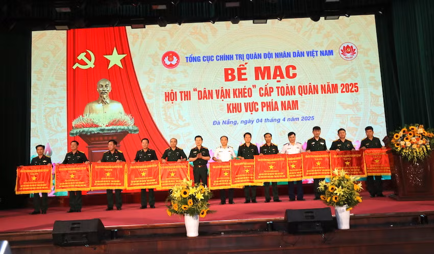 Trung tướng Đỗ Xuân Tụng - Phó chủ nhiệm Tổng cục Chính trị tặng cờ các đơn vị đoạt giải xuất sắc tại Hội thi. (Ảnh: ĐÌNH TĂNG)