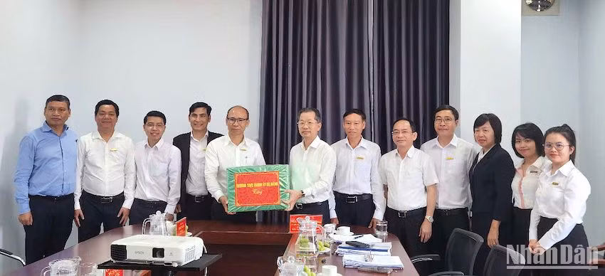 Đồng chí Nguyễn Văn Quảng và các thành viên Đoàn công tác tặng quà Ban lãnh đạo Trung tâm Công nghệ sinh học Đà Nẵng sau buổi làm việc. (Ảnh: ĐÌNH TĂNG)
