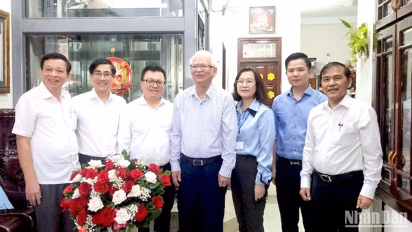 Đồng chí Lê Quốc Minh và các đồng chí cùng đi chụp ảnh lưu niệm với nhà báo lão thành Lê Hoàng Linh. (Ảnh: ĐÌNH TĂNG) Đồng chí Lê Quốc Minh và các đồng chí cùng đi chụp ảnh lưu niệm với nhà báo lão thành Lê Hoàng Linh. (Ảnh: ĐÌNH TĂNG)