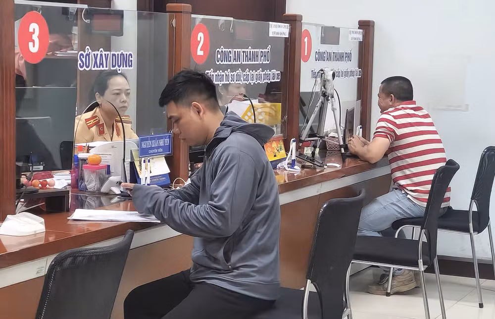 Trung tâm giao dịch hành chính công thành phố Đà Nẵng tiếp đón, giải quyết thủ tục hành chính cho người dân và doanh nghiệp. (Ảnh: ĐÌNH TĂNG)