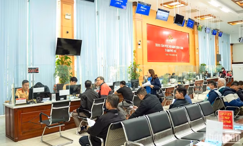 Người dân giao dịch các thủ tục hành chính tại bộ phận một cửa Ủy ban nhân dân thành phố Huế. (Ảnh: HOÀNG OANH)