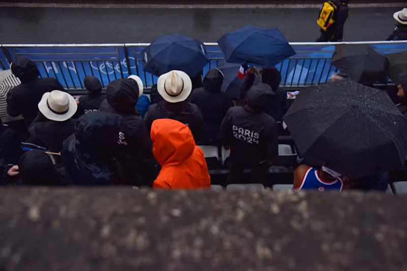 Ban tổ chức chu đáo chuẩn bị cho người hâm mộ mua vé dự khán các phụ kiện và áo khoác tránh mưa. (Ảnh: MINH DUY)