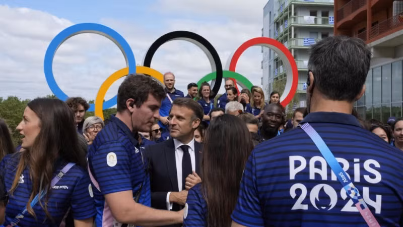 Tổng thống Pháp Emmanuel Macron tới thăm Làng vận động viên Olympic ở ngoại ô Paris. (Ảnh: AP) Tổng thống Pháp Emmanuel Macron tới thăm Làng vận động viên Olympic ở ngoại ô Paris. (Ảnh: AP)