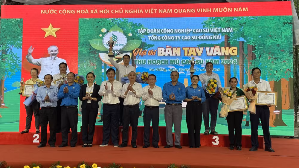 Ban tổ chức trao giải Nhất toàn đoàn cho Đội Nông trường cao-su An Viễng. Ban tổ chức trao giải Nhất toàn đoàn cho Đội Nông trường cao-su An Viễng.
