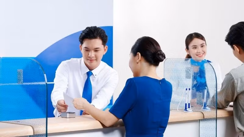 Tăng trưởng tín dụng tháng 3/2024 ở mức cao so với cùng thời điểm những năm gần đây. Ảnh: Khách hàng giao dịch tại Ngân hàng ACB.