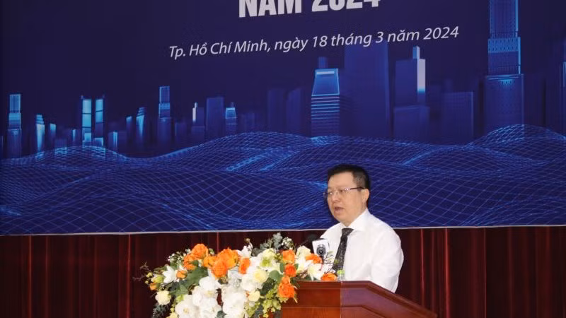 Đồng chí Lê Quốc Minh, Ủy viên Trung ương Đảng, Tổng Biên tập Báo Nhân Dân, Phó Trưởng Ban Tuyên giáo Trung ương, Chủ tịch Hội Nhà báo Việt Nam phát biểu khai mạc hội nghị.