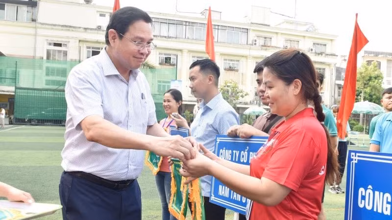 Phó Tổng giám đốc VRG Trương Minh Trung trao cờ lưu niệm cho các đơn vị. Phó Tổng giám đốc VRG Trương Minh Trung trao cờ lưu niệm cho các đơn vị.