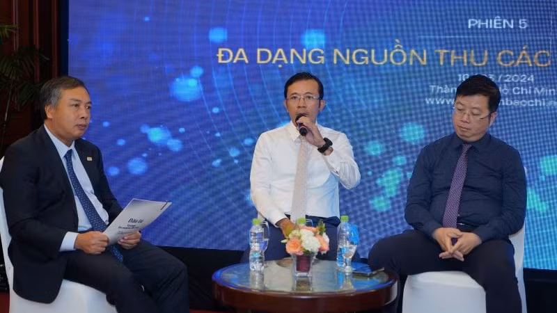 Ông Trần Xuân Toàn, Phó Tổng biên tập Báo Tuổi Trẻ (người ngồi giữa). (Ảnh: THẾ ANH) Ông Trần Xuân Toàn, Phó Tổng biên tập Báo Tuổi Trẻ (người ngồi giữa). (Ảnh: THẾ ANH)