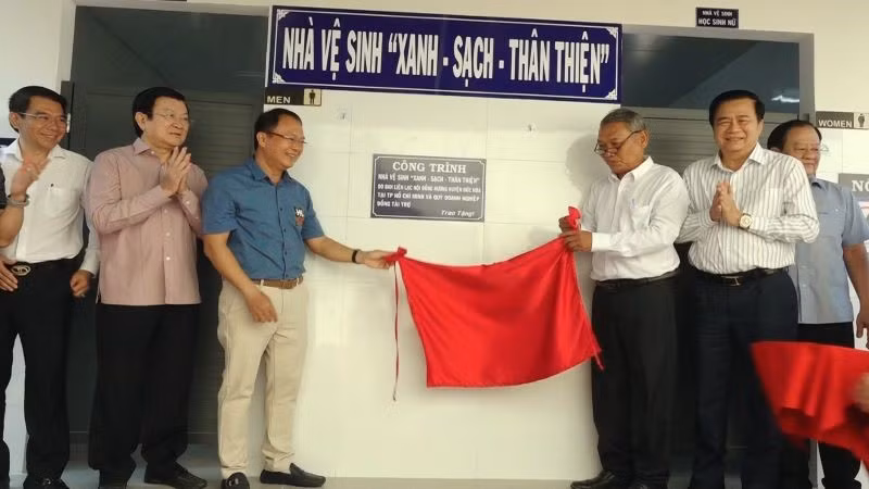 Các đại biểu thực hiện nghi thức khánh thành công trình Nhà vệ sinh "Xanh-sạch-thân thiện".