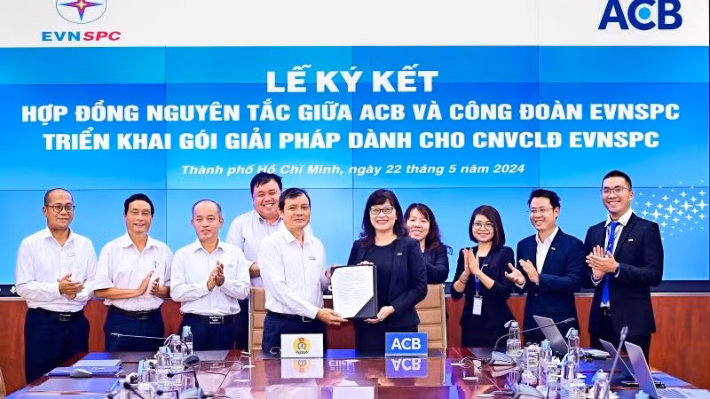 Lãnh đạo ACB và EVN miền nam ký kết hợp tác triển khai gói giải pháp tài chính cho công nhân, viên chức, lao động ngành điện.