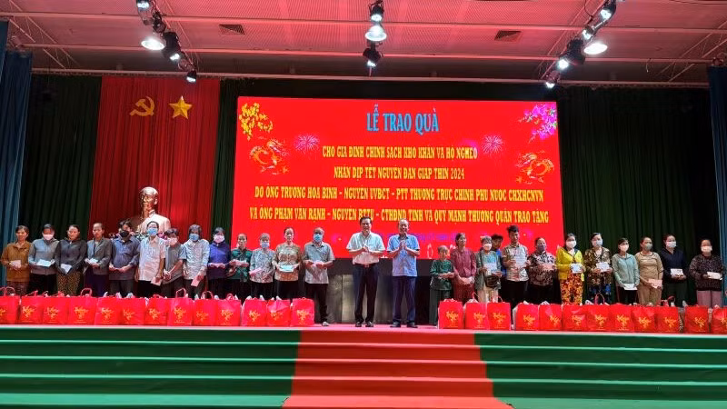 Các gia đình chính sách có hoàn cảnh khó khăn và hộ nghèo trên địa bàn huyện Đức Hòa nhận quà tại buổi lễ.