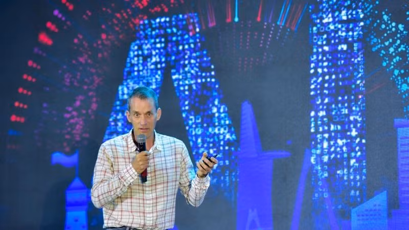 Tiến sĩ Jeff Dean, Giám đốc khoa học của Google phát biểu tại Hội nghị. Tiến sĩ Jeff Dean, Giám đốc khoa học của Google phát biểu tại Hội nghị.