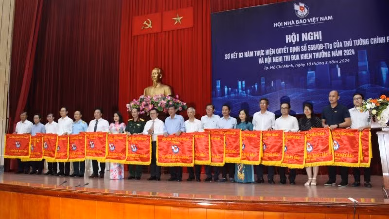 Các đơn vị nhận Cờ thi đua của Hội Nhà báo Việt Nam.