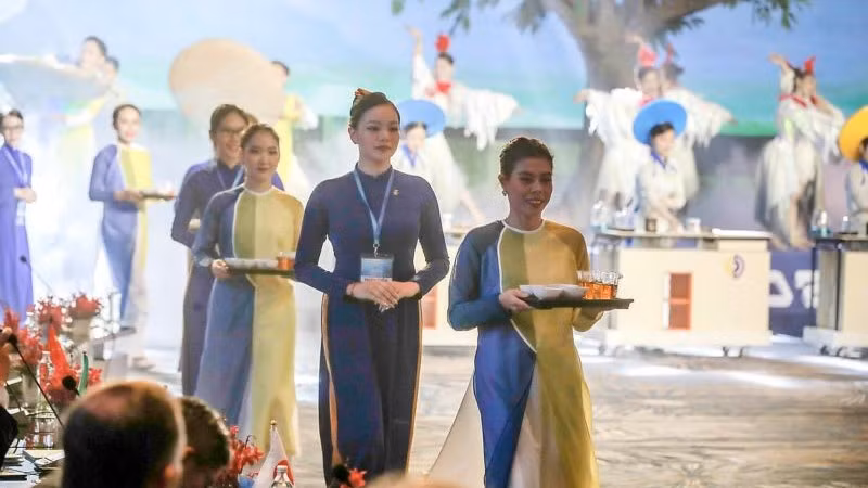 Các trà nương mời các quan khách thưởng thức trà Việt.