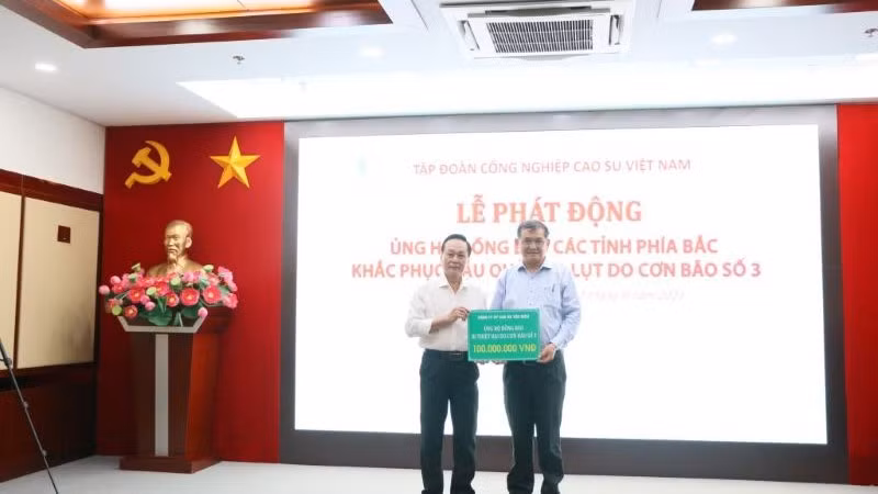 Lãnh đạo Công ty Cổ phần cao-su Tân Biên ủng hộ 100 triệu đồng.