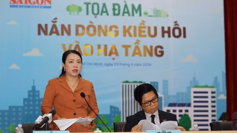 Bà Vũ Thị Huỳnh Mai, Chủ nhiệm Ủy ban người Việt Nam ở nước ngoài Thành phố Hồ Chí Minh. Bà Vũ Thị Huỳnh Mai, Chủ nhiệm Ủy ban người Việt Nam ở nước ngoài Thành phố Hồ Chí Minh.