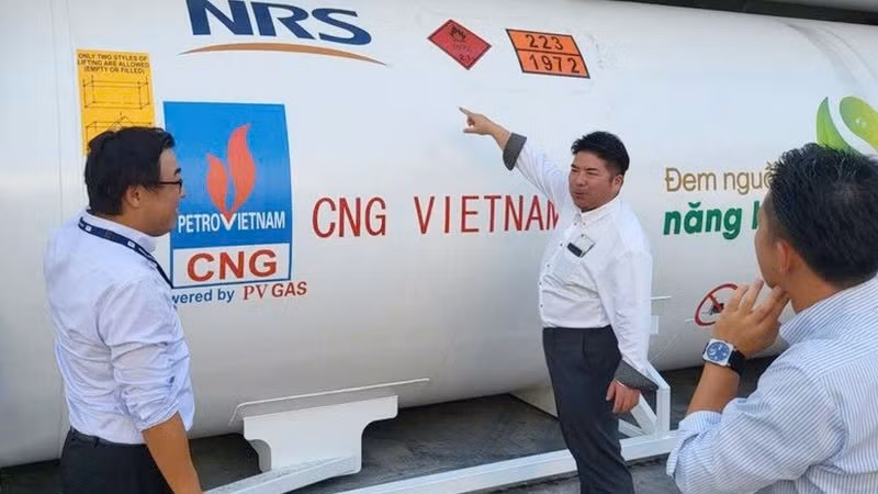 Kiểm tra kỹ thuật và nạp LNG vào ISO Tank tại Kho LNG Thị Vải.