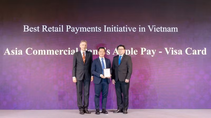 Ngày 18/7, đại diện lãnh đạo ACB nhận giải thưởng Ngân hàng ứng dụng công nghệ thanh toán Apple Pay tốt nhất.