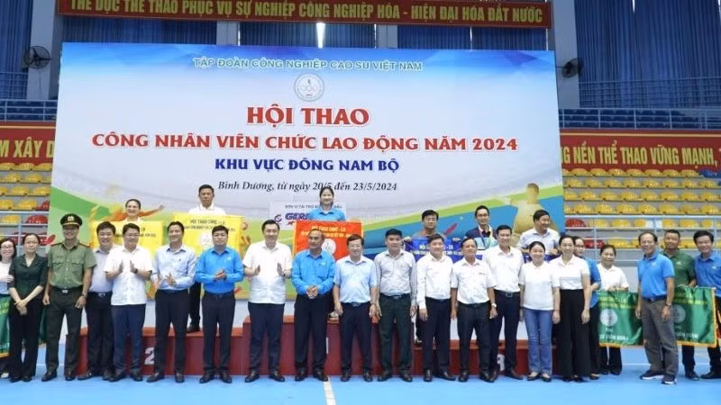 Các đội thi nhận cờ chụp ảnh lưu niệm cùng lãnh đạo Tập đoàn Công nghiệp Cao-su Việt Nam và Ban tổ chức.