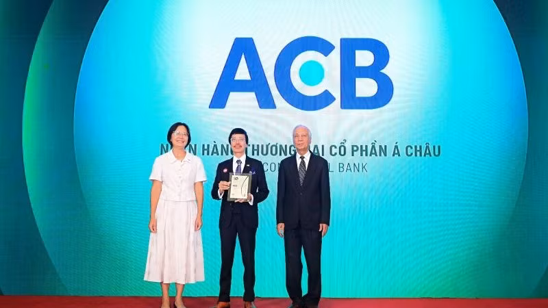 Đại diện ACB nhận giải Top 50 Doanh nghiệp phát triển bền vững tiêu biểu do Tạp chí Nhịp Cầu Đầu Tư tổ chức.