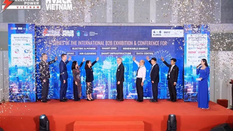 Các đại biểu thực hiện nghi thức khai mạc hai triển lãm Electric & Power Vietnam 2024 và HVACR Vietnam 2024.
