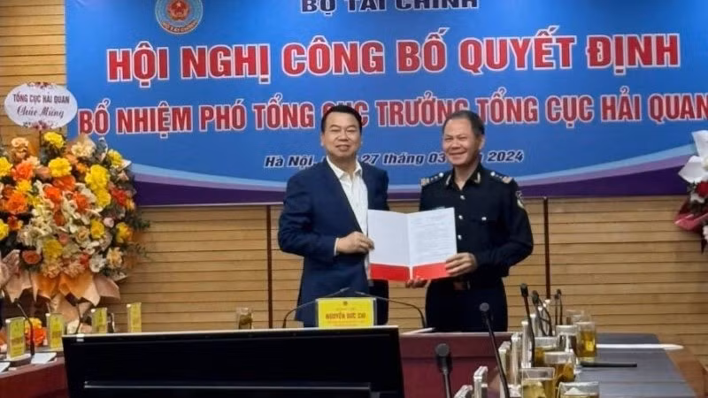 Lãnh đạo Bộ Tài chính trao Quyết định bổ nhiệm chức Phó Tổng cục trưởng Tổng cục Hải quan cho ông Đinh Ngọc Thắng.