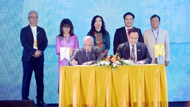 Đại diện Nam A Bank và Hiệp hội Doanh nhân Việt Nam ở nước ngoài ký kết biên bản ghi nhớ hợp tác chiến lược.