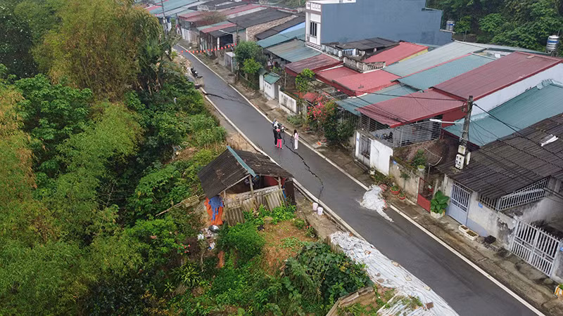 Tuyến đường 23/9 bị sụt lún nghiêm trọng.