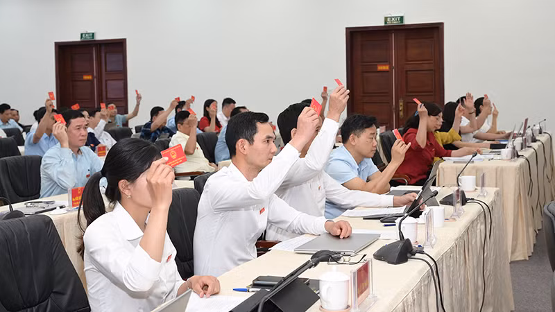 Các đại biểu Hội đồng nhân dân tỉnh Lào Cai biểu quyết. Các đại biểu Hội đồng nhân dân tỉnh Lào Cai biểu quyết.