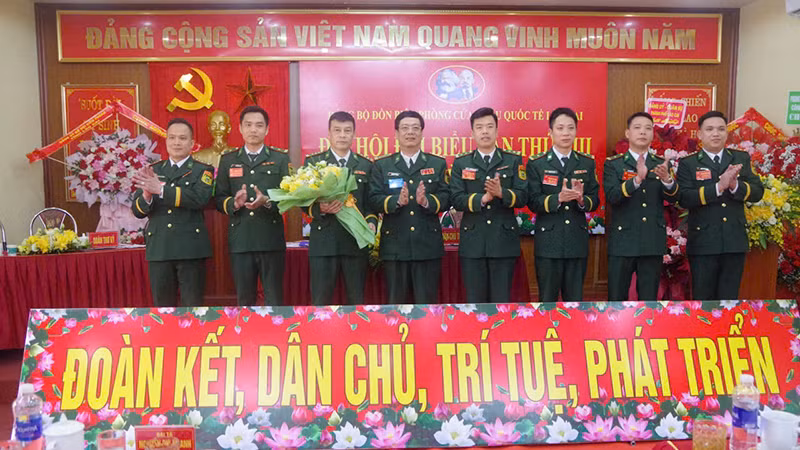 Đại tá Nguyễn Phi Khanh, Chỉ huy trưởng Bộ đội Biên phòng tỉnh Lào Cai tặng hoa chúc mừng Ban Chấp hành Đảng bộ Đồn Biên phòng Cửa khẩu quốc tế Lào Cai nhiệm kỳ 2025-2030.