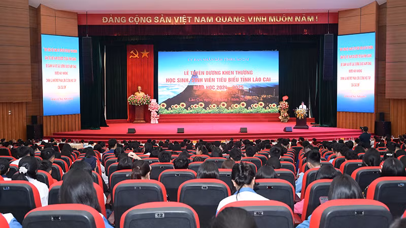 Quang cảnh lễ tuyên dương, khen thưởng học sinh, sinh viên tiêu biểu năm học 2024-2025.