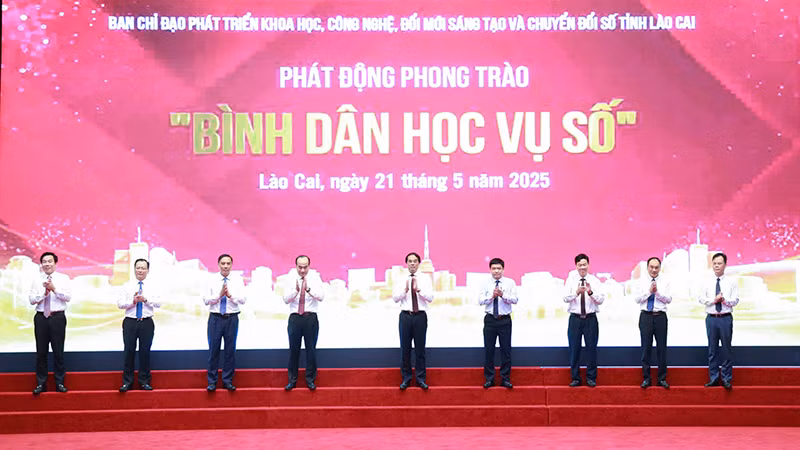 Các đại biểu bấm nút phát động Phong trào ”Bình dân học vụ số”.