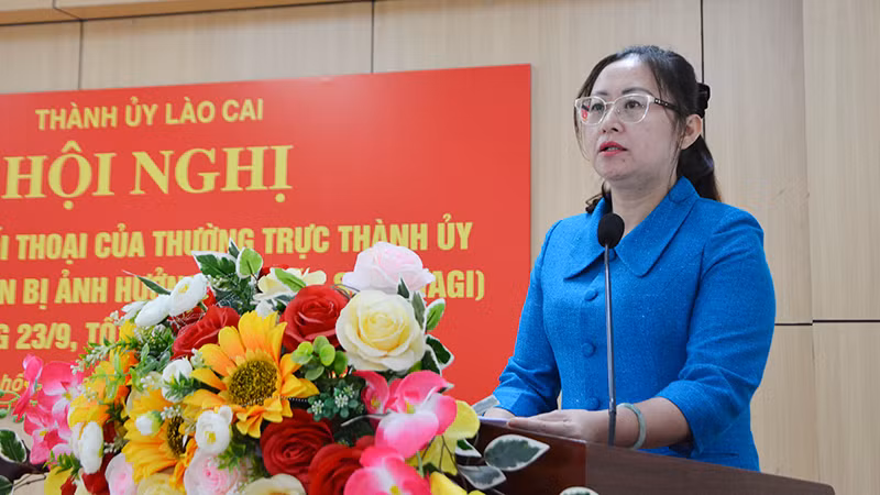 Đồng chí Giàng Thị Dung, Bí thư Thành ủy Lào Cai phát biểu. Đồng chí Giàng Thị Dung, Bí thư Thành ủy Lào Cai phát biểu.