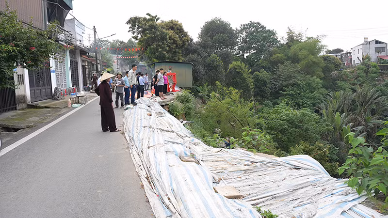 Người dân phấn khởi khi dự án kè được triển khai. Người dân phấn khởi khi dự án kè được triển khai.