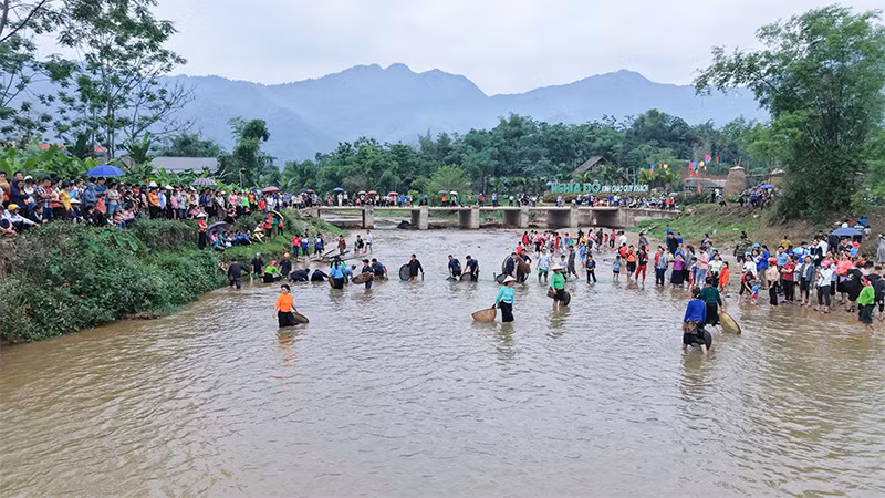 Du khách tham gia trải nghiệm bắt cá tại xã Nghĩa Đô, huyện Bảo Yên. Du khách tham gia trải nghiệm bắt cá tại xã Nghĩa Đô, huyện Bảo Yên.