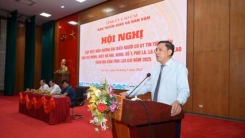 Đồng chí Hoàng Giang, Phó Bí thư Tỉnh ủy Lào Cai phát biểu. Đồng chí Hoàng Giang, Phó Bí thư Tỉnh ủy Lào Cai phát biểu.