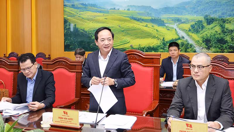Thượng tướng Trịnh Văn Quyết, Bí thư Trung ương Đảng, Ủy viên Thường vụ Quân ủy Trung ương, Chủ nhiệm Tổng cục Chính trị Quân đội nhân dân Việt Nam phát biểu tại buổi làm việc. Thượng tướng Trịnh Văn Quyết, Bí thư Trung ương Đảng, Ủy viên Thường vụ Quân ủy Trung ương, Chủ nhiệm Tổng cục Chính trị Quân đội nhân dân Việt Nam phát biểu tại buổi làm việc.