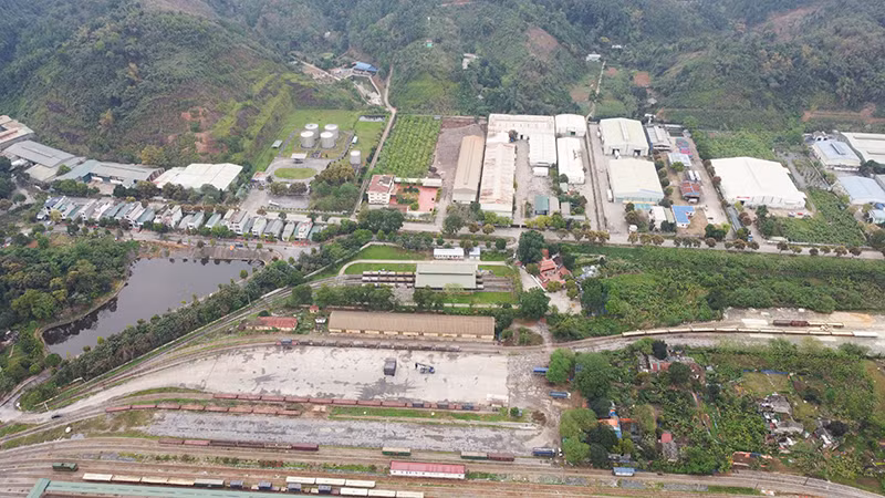 Tỉnh Lào Cai di chuyển khu công nghiệp Đông Phố Mới để xây dựng tuyến đường sắt tốc độ cao Lào Cai-Hà Nội-Hải Phòng. Tỉnh Lào Cai di chuyển khu công nghiệp Đông Phố Mới để xây dựng tuyến đường sắt tốc độ cao Lào Cai-Hà Nội-Hải Phòng.