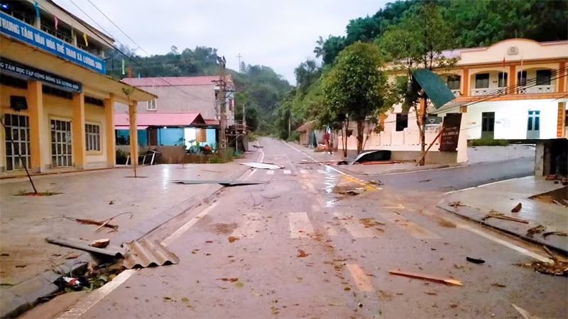 Nhiều công trình bị thiệt hại do mưa giông.